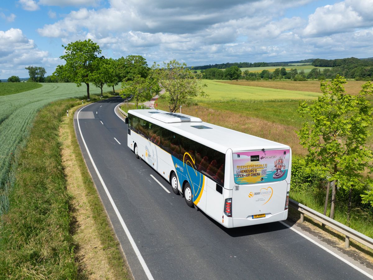 Pose d'une bâche publicitaire sur un bus Demy Schandeler