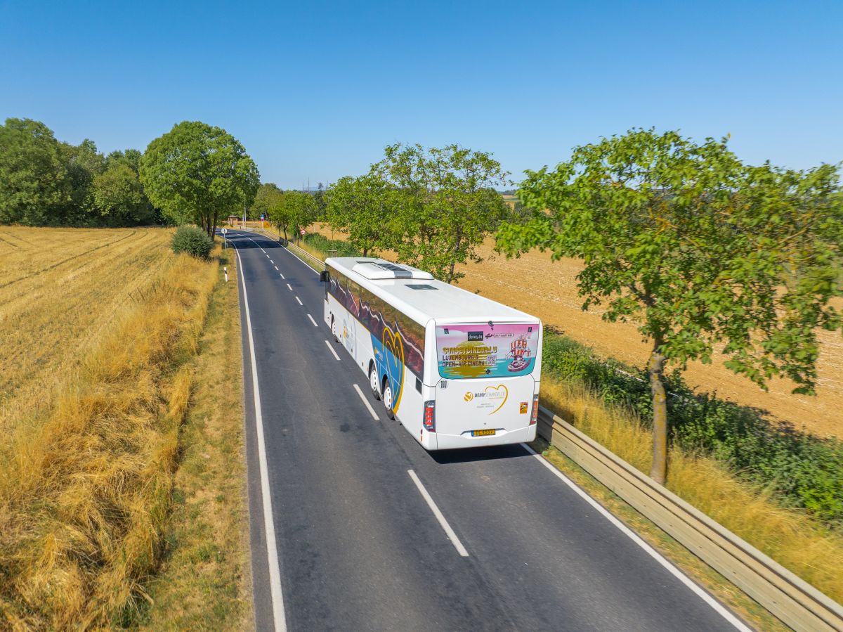 Pose d'une bâche publicitaire sur un bus Demy Schandeler
