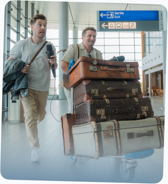Sebastian und Kevin mit ihren Koffern an einem Flughafen